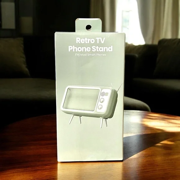 New retro TV-shaped cell phone holder that fits most smartphones - Picture 2 of 3